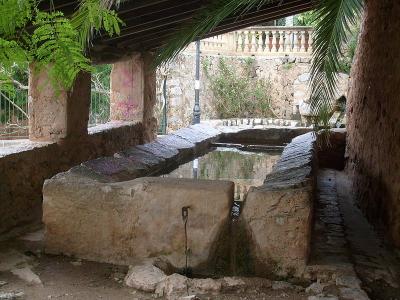 Biniaraix 47 lavoir dont le trop plein se d verse par une rigole d vacuation