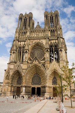 facade-de-la-cathedrale-de-reims-parvis.jpg